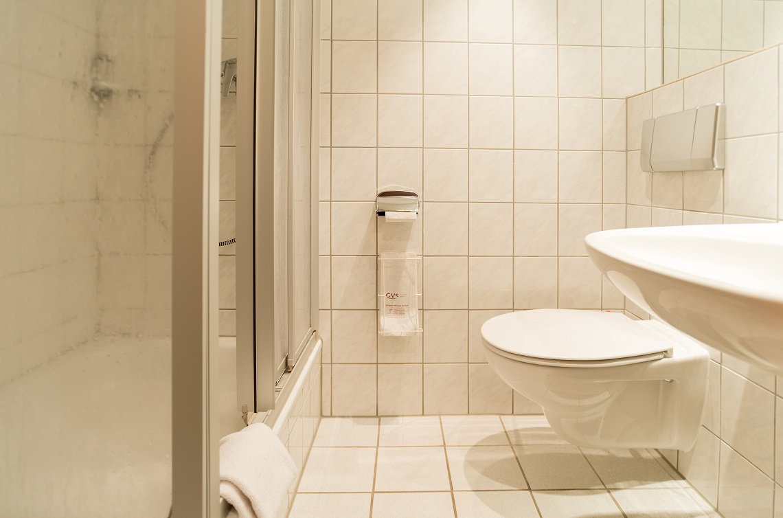cvjm-gastfreunde-cvjm-gaestehaeuser-huberhaus-dusche-wc-dz-neubau.jpg