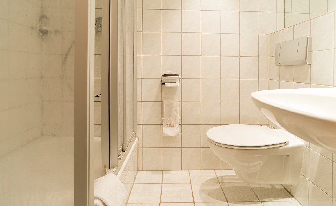 cvjm-gastfreunde-cvjm-gaestehaeuser-huberhaus-dusche-wc-dz-neubau.jpg
