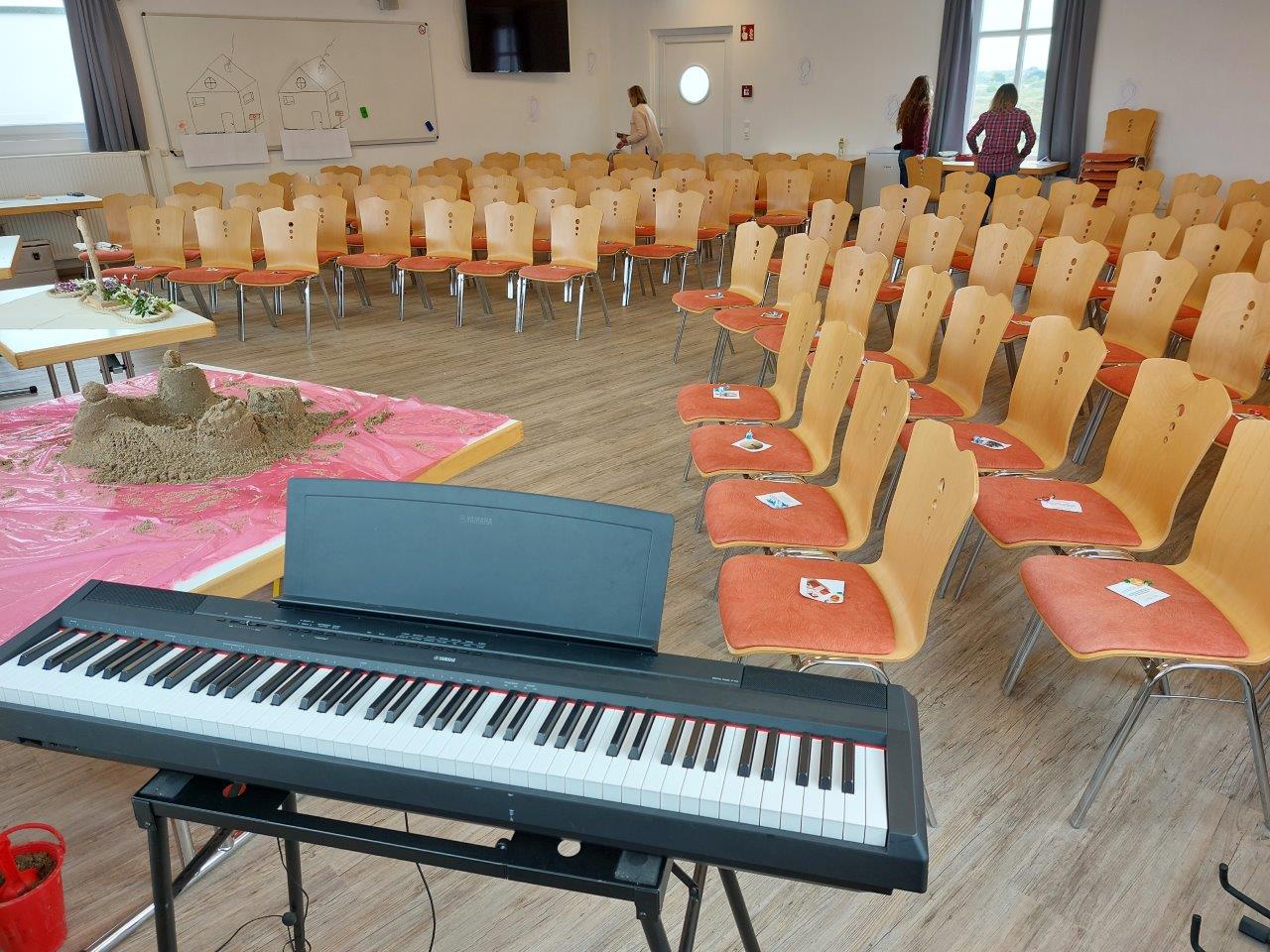 Aufenthaltsraum Brücke mit Musterbestuhlung.jpg