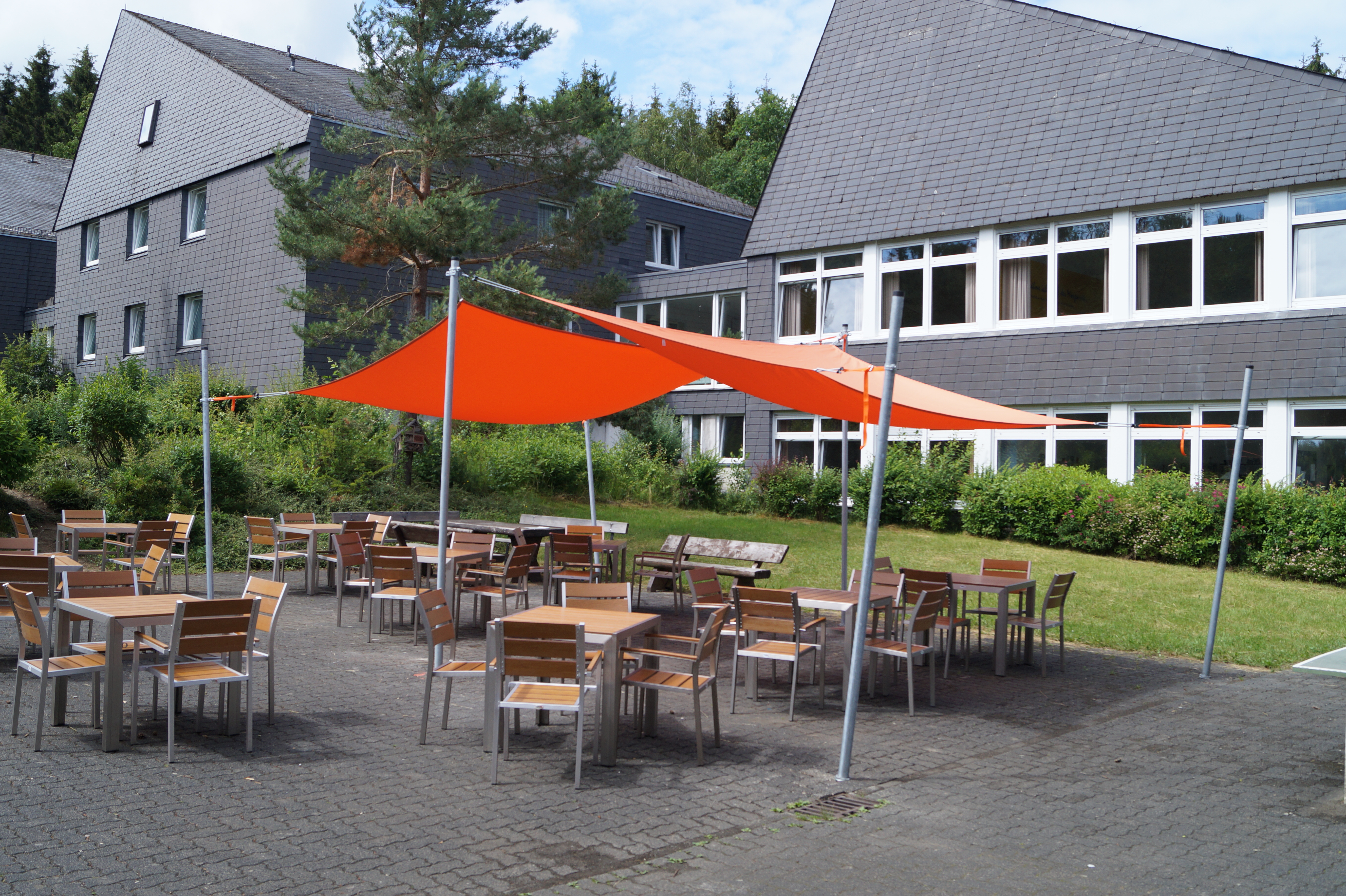 Innenhof mit Sonnensegel 1.JPG