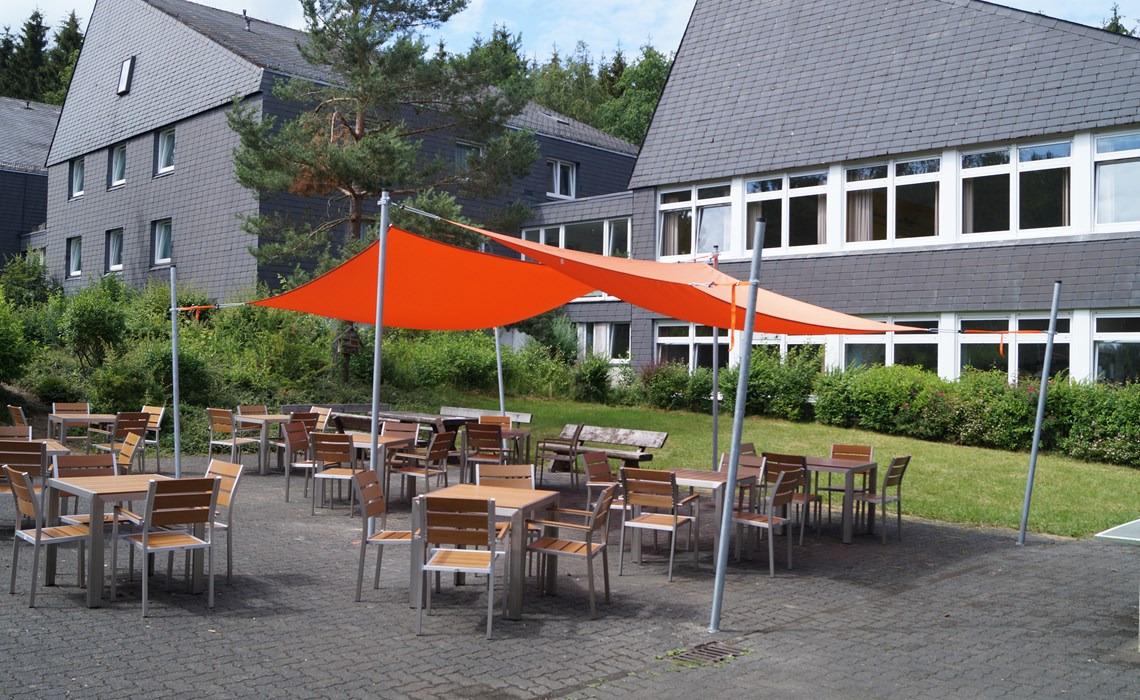 Innenhof mit Sonnensegel 1.JPG