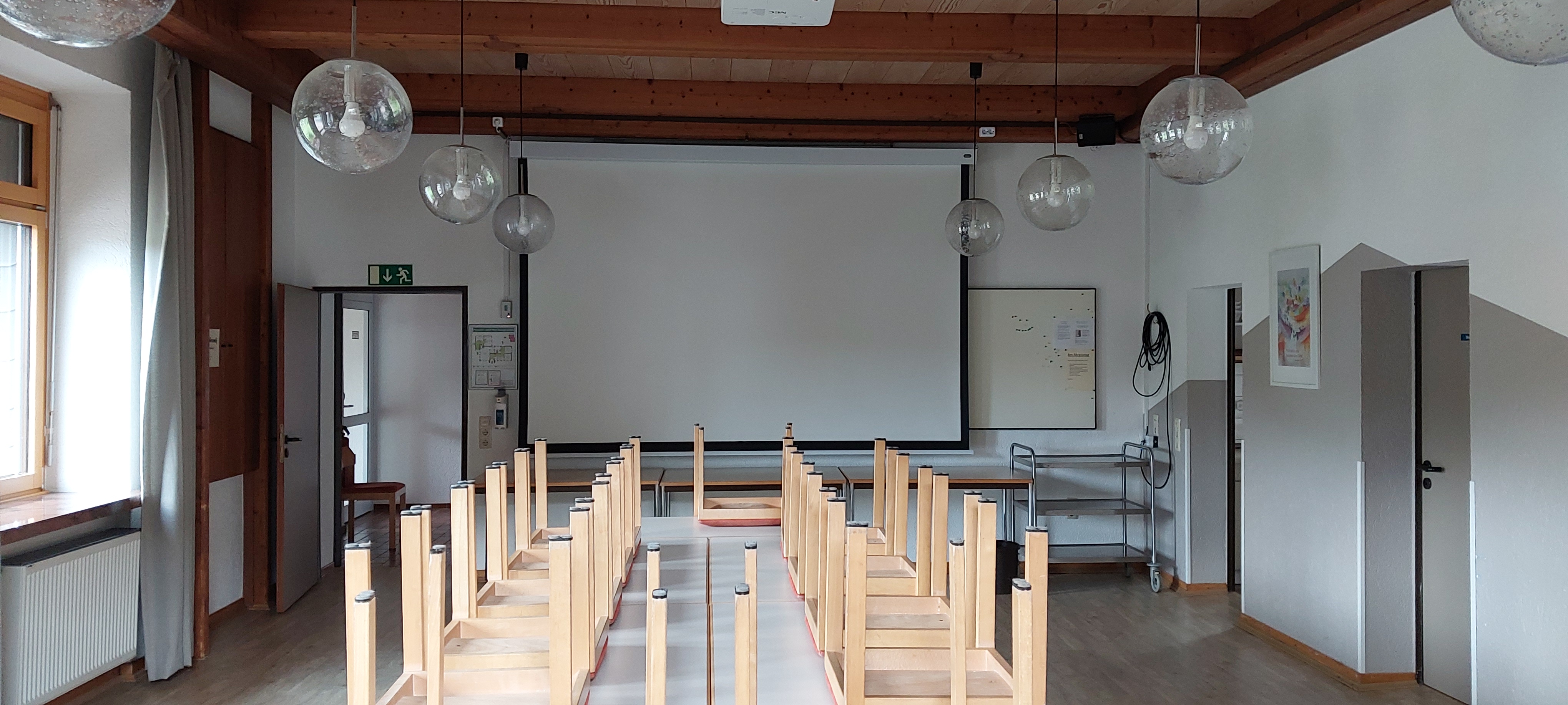 großer Saal mit Beamer und Leinwand.jpg
