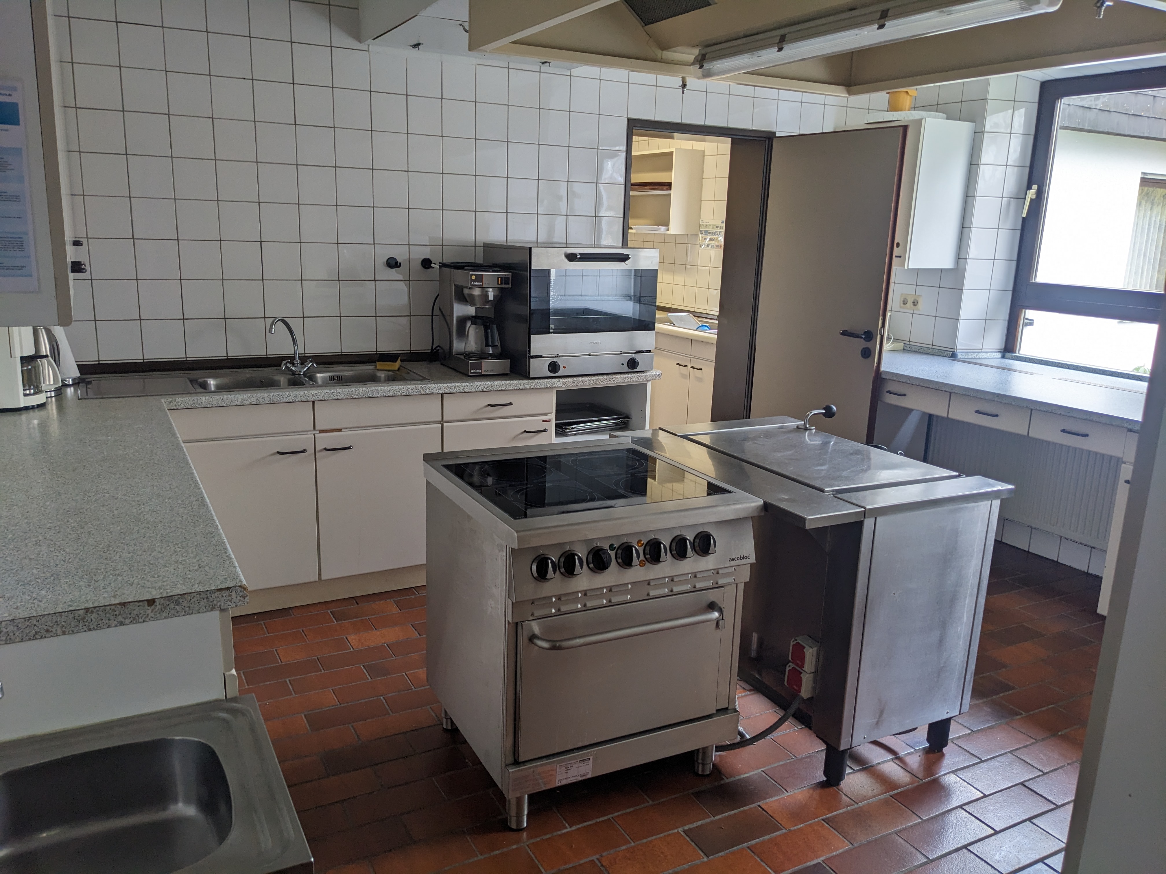 Küche mit neuen Geräten 2.jpg