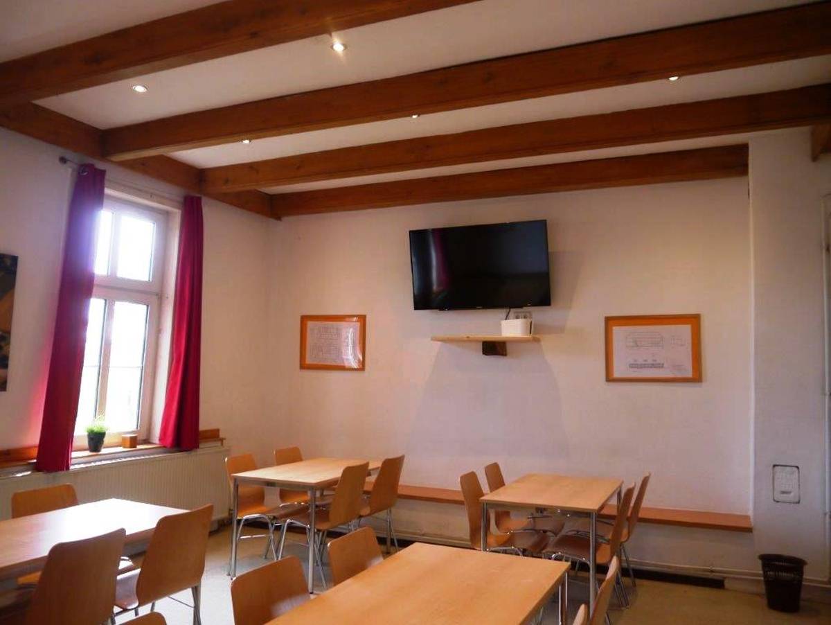 Speiseraum mit Fernseher.jpg